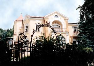 une grande maison avec une porte en face dans l'établissement Villa Sonnenstrahl, à Mariánské Lázně