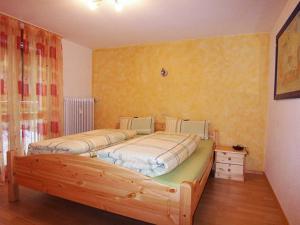 een slaapkamer met 2 aparte bedden in een kamer bij Gaestehaus Stelter in Ettenheim