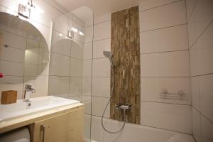 ein Badezimmer mit Dusche und Waschbecken in der Unterkunft ARC 1800 Appartement 4 pièces Lauzières skis aux pieds in Arc 1800 + 6 Fotos