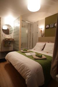 アーク 1801にあるARC 1800 Appartement 4 pièces Lauzières skis aux piedsのベッドルーム1室(大型ベッド1台、タオル付)