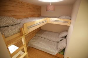 ein kleines Zimmer mit zwei Etagenbetten in der Unterkunft ARC 1800 Appartement 4 pièces Lauzières skis aux pieds in Arc 1800