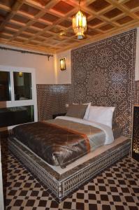 Letto o letti in una camera di Hôtel-Café-Restaurant Pyramides,
