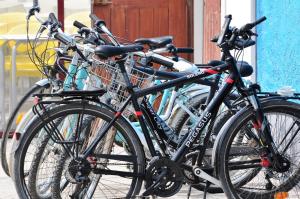Una fila de bicicletas estacionadas una al lado de la otra. en GO4SURF beach Lofts, en Peniche
