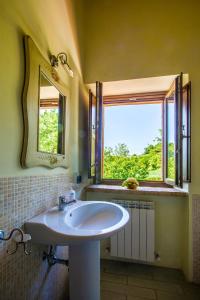 a bathroom with a sink and a window at Il Casale di Aurora Country House in Colmurano