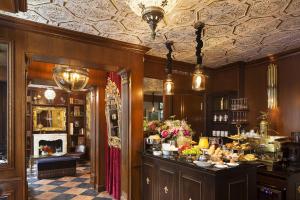 Una habitación con un mostrador con comida. en Hôtel Da Vinci & Spa, en París
