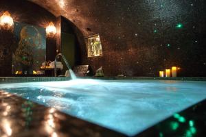 a bath tub with a water fountain in a room at Hôtel Da Vinci & Spa in Paris