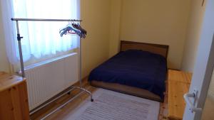 モハーチにあるCity Vendégház Mohácsの小さなベッドルーム(ベッド1台、窓付)