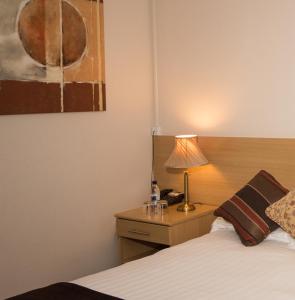 A bed or beds in a room at Byards Leap Lodge 