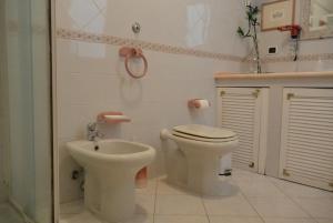 łazienka z toaletą i umywalką w obiekcie Bellini w Cagliari