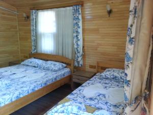 オリンポスにあるVaruna Pansiyonのベッドルーム1室(ベッド2台、窓付)