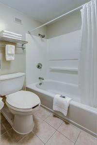 University Inn Duke tesisinde bir banyo