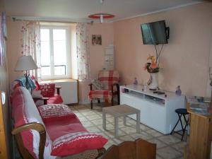 A seating area at Vacances au pied des Monts du Cantal