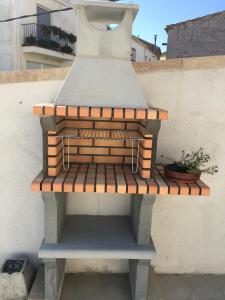 a wooden bench sitting next to a wall at Ruralfranxuli in Avellanes