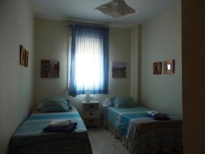 タリファにあるLa Doradaのベッドルーム1室(ツインベッド2台、窓付)