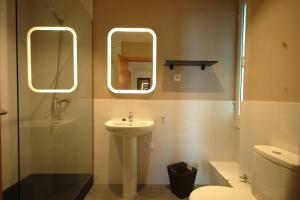 Et badeværelse på Lets Holidays New Flat Beachfront In Castelldefels + 23 billeder