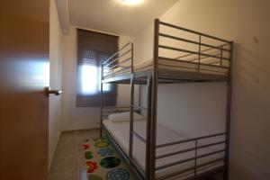 Katil dua tingkat atau katil-katil dua tingkat dalam bilik di Lets Holidays New Flat Beachfront In Castelldefels