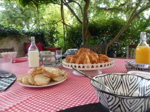 a table with plates of food on a red and white table cloth at Plume Et Pinceau in Montdragon