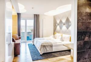 Postel nebo postele na pokoji v ubytování Seevital Hotel & SPA - Ihr 4 Sterne Superior Hideaway direkt am See