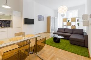 een woonkamer met een bank en een tafel bij Apartment Jindrisska in Praag