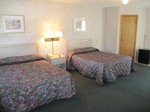 Voodi või voodid majutusasutuse Embassy Inn Motel Ithaca toas