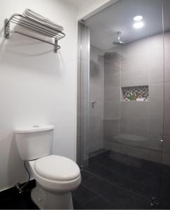 A bathroom at Torre de Cali Plaza Hotel