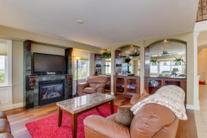 un soggiorno con camino e TV di Beach Villa - Three Bedroom a Rockaway Beach