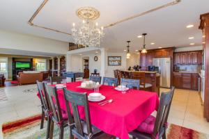una sala da pranzo con tavolo e sedie rossi di Beach Villa - Three Bedroom a Rockaway Beach
