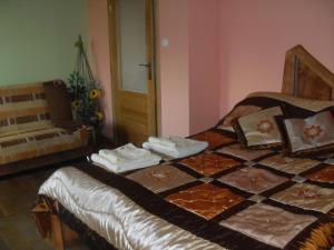 Un pat sau paturi într-o cameră la Wiatrak