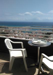 アリカンテにあるAlicante Top Sea View 29th Apts Downtown&Beachのビーチを望むバルコニー(テーブル、椅子付)