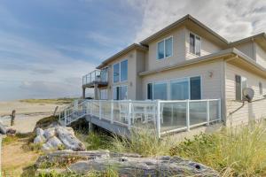 Casa en la playa con balcón en Rockaway Beach Villa, en Rockaway Beach