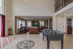 una gran sala de estar con futbolín. en Rockaway Beach Villa, en Rockaway Beach