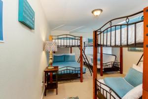 Habitación con 2 literas y mesa con lámpara. en Rockaway Beach Villa, en Rockaway Beach