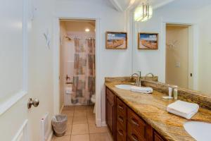 Un baño con dos lavabos y un espejo grande. en Rockaway Beach Villa, en Rockaway Beach 78 fotos más