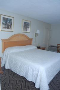- un grand lit blanc dans une chambre d'hôtel dans l'établissement Admiral Motor Inn, à Myrtle Beach
