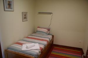 Un pat sau paturi într-o cameră la Water front view
