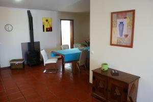 een woonkamer met een tafel en een open haard bij Water front view in Angra do Heroísmo