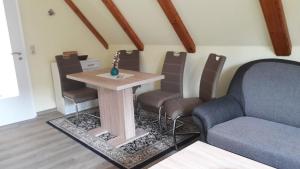 Zimmer mit einem Tisch, Stühlen und einem Sofa in der Unterkunft Ferienwohnungen Steeg in Braunlage