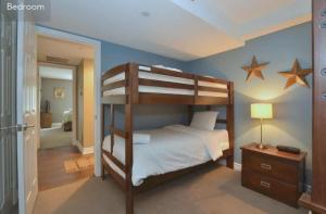 1 dormitorio con litera y 2 estrellas en la pared en Large modern ground floor condo at Mountain Walk, en Blue Mountains