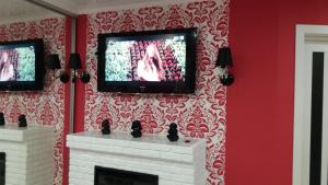 TV a/nebo společenská místnost v ubytování Apartment on Yushchenka 5