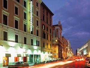 una calle de la ciudad por la noche con coches y edificios en Hotel Stromboli, en Roma