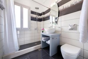 łazienka z umywalką i toaletą w obiekcie Sun View Villas w mieście Pirgos