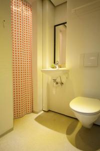 a bathroom with a toilet and a sink at Hotel Harmonien in Haderslev