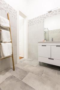 Et badeværelse på Lisbon Secret & Charming Baixa 4 bedroom apartment