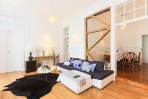 リスボンにあるLisbon Secret & Charming Baixa 4 bedroom apartmentのリビングルーム(ソファ、テーブル付)
