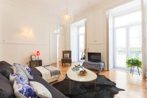 una sala de estar con un sofá y una mesa en Lisbon Secret & Charming Baixa 4 bedroom apartment, en Lisboa