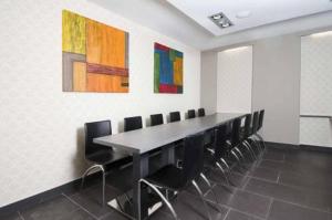 uma sala de conferências com uma mesa longa e cadeiras em Llagotel em La Llagosta