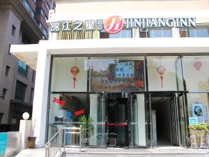 a store front with glass doors in a city at JinJiang Inn Pingyang Taiyuan Road Hotel in Taiyuan