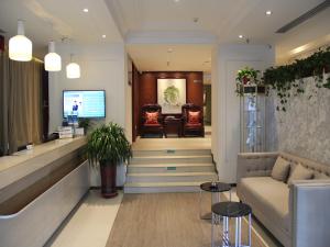 a lobby with a waiting room with a couch and chairs at JinJiang Inn Pingyang Taiyuan Road Hotel in Taiyuan