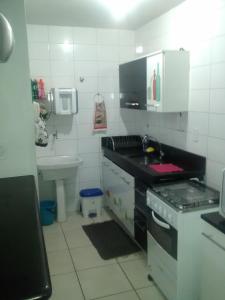 Een keuken of kitchenette bij Praia de Itaparica Ed Green Diamond Vila Velha ES
