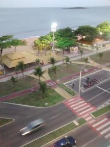 vista su una strada con parcheggio e sull'oceano di Praia de Itaparica Ed Green Diamond Vila Velha ES a Itaparica